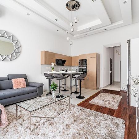 Luxury Apartment With Free Garage And Balcony In The Center Budapest Bagian luar foto