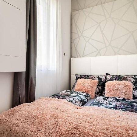 Luxury Apartment With Free Garage And Balcony In The Center Budapest Bagian luar foto