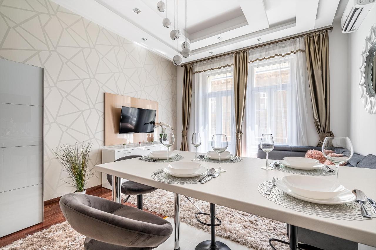 Luxury Apartment With Free Garage And Balcony In The Center Budapest Bagian luar foto