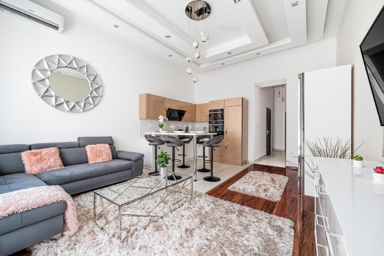 Luxury Apartment With Free Garage And Balcony In The Center Budapest Bagian luar foto