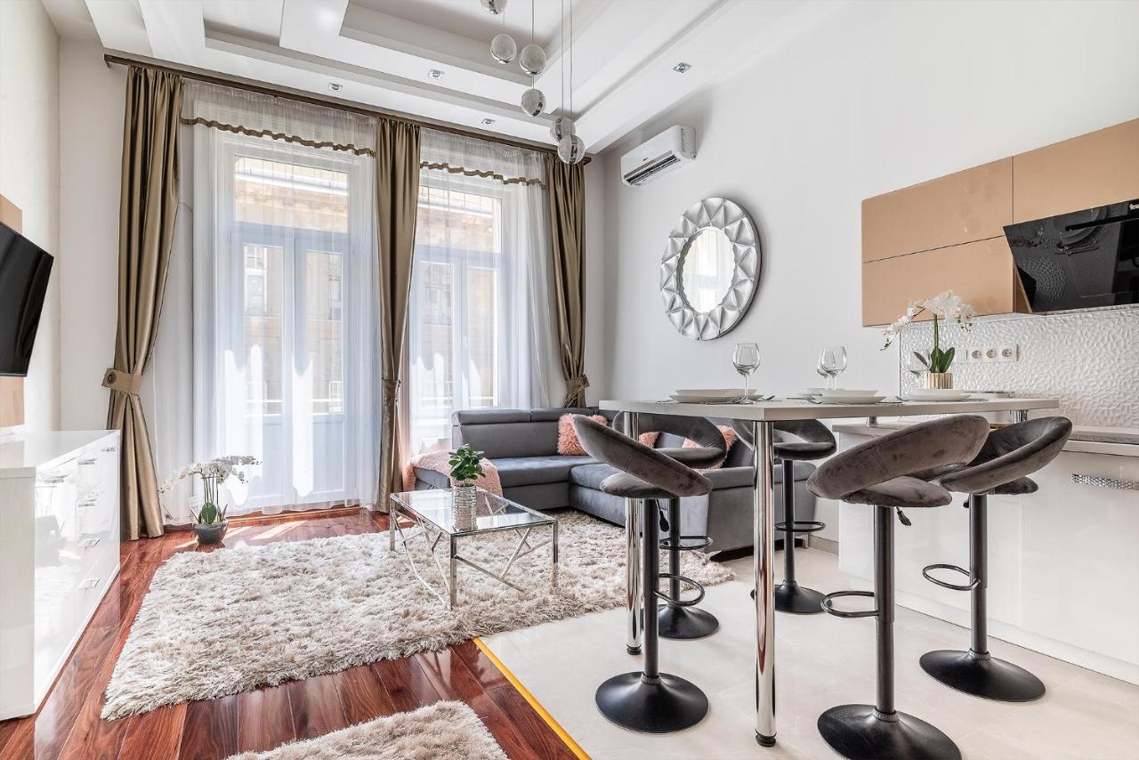 Luxury Apartment With Free Garage And Balcony In The Center Budapest Bagian luar foto