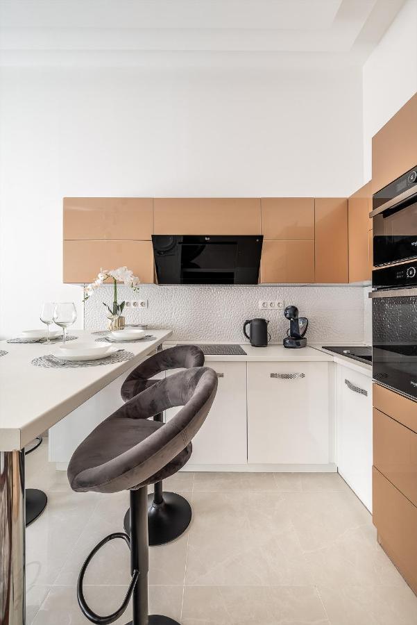Luxury Apartment With Free Garage And Balcony In The Center Budapest Bagian luar foto