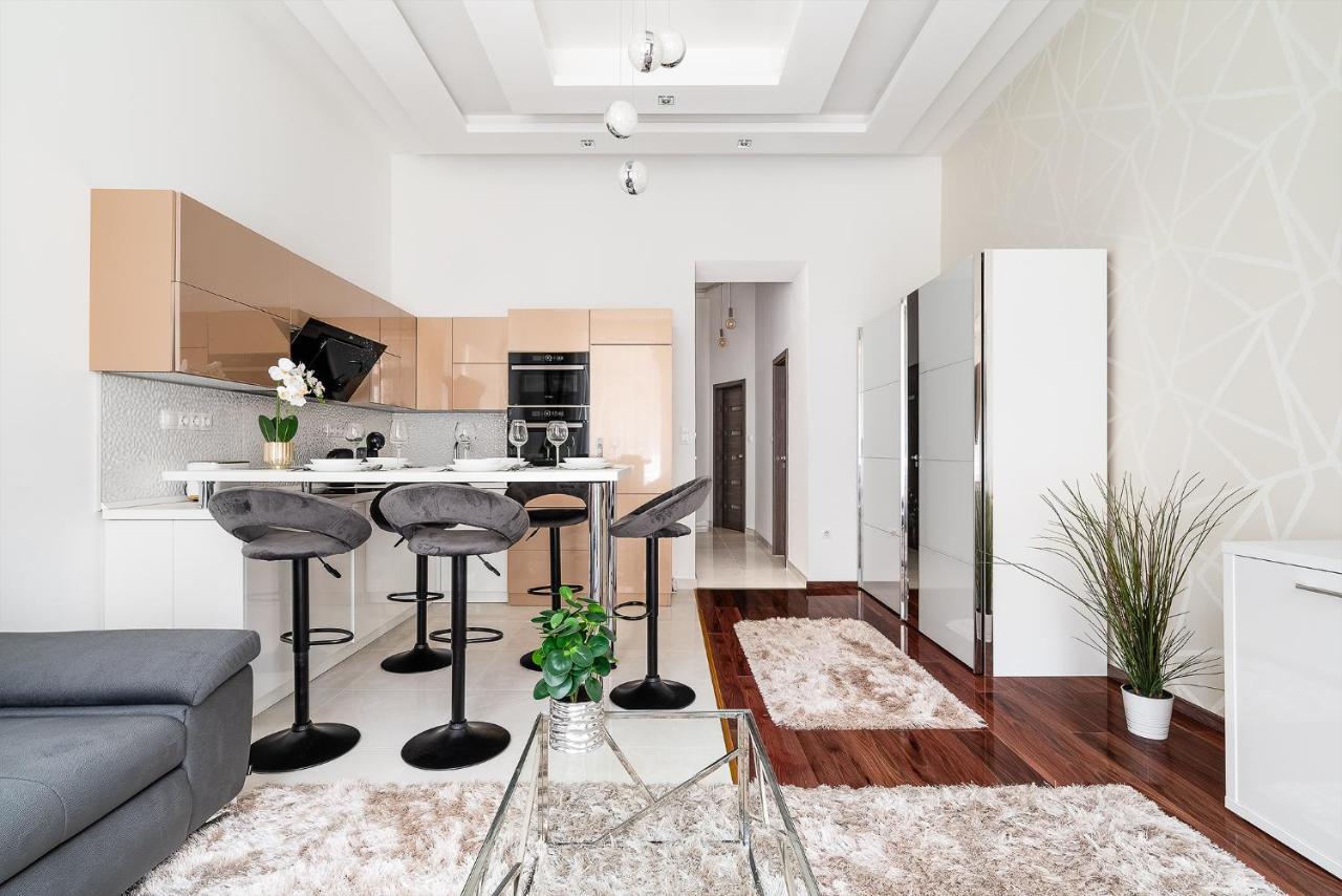 Luxury Apartment With Free Garage And Balcony In The Center Budapest Bagian luar foto