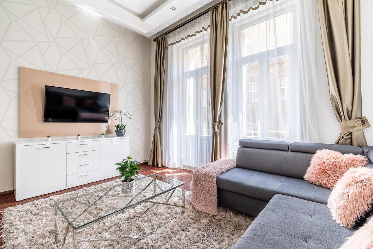 Luxury Apartment With Free Garage And Balcony In The Center Budapest Bagian luar foto