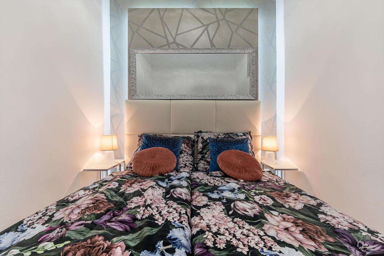 Luxury Apartment With Free Garage And Balcony In The Center Budapest Bagian luar foto