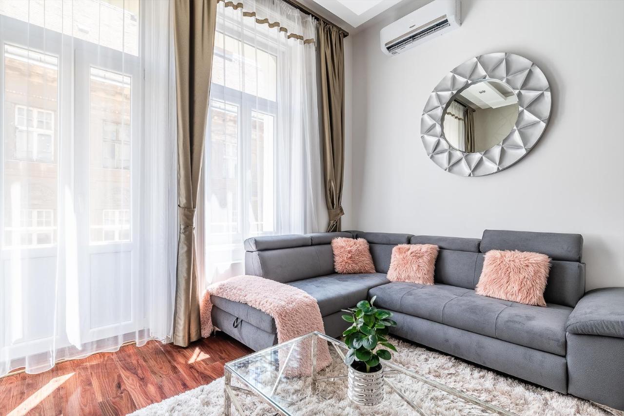 Luxury Apartment With Free Garage And Balcony In The Center Budapest Bagian luar foto