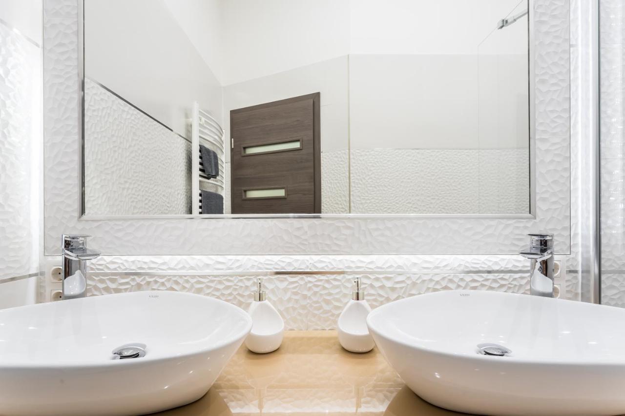 Luxury Apartment With Free Garage And Balcony In The Center Budapest Bagian luar foto