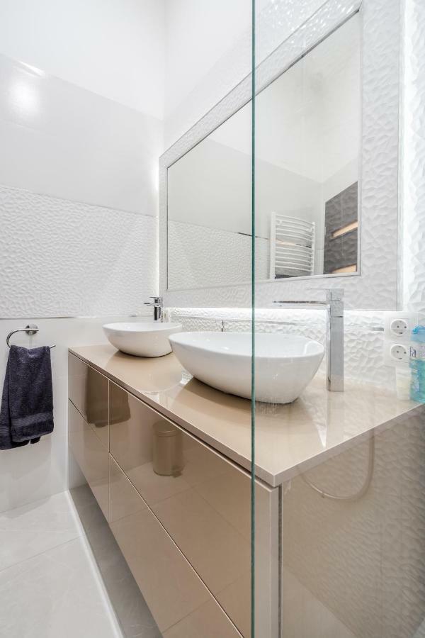 Luxury Apartment With Free Garage And Balcony In The Center Budapest Bagian luar foto